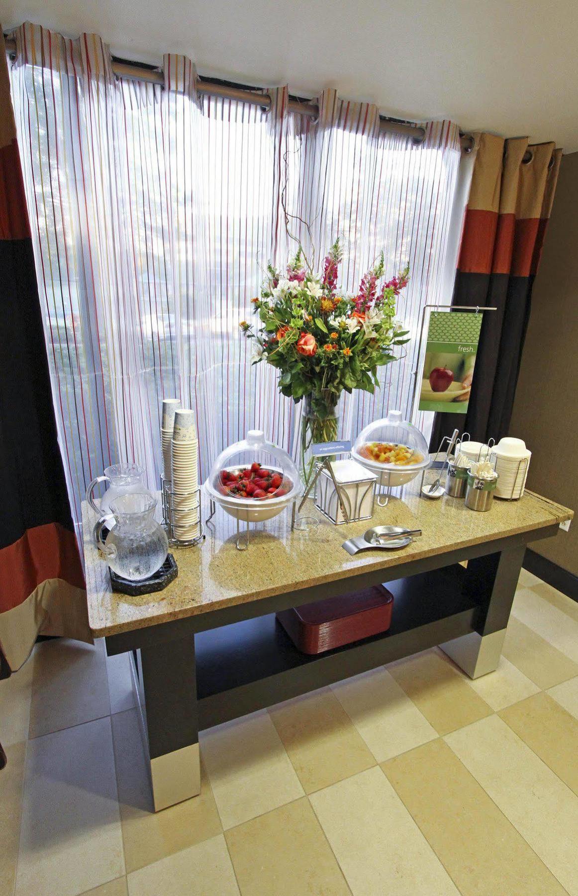 Hampton Inn Birmingham-Colonnade 280 Restaurant photo